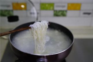 轻轻划散至米粉松散，如图状就可以。