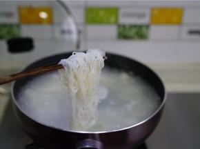 轻轻划散至米粉松散，如图状就可以。