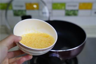 锅里加油，将鸡蛋加细盐打散，下锅煎至凝固