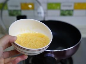 锅里加油，将鸡蛋加细盐打散，下锅煎至凝固