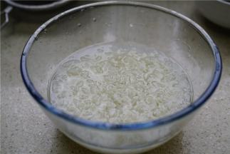 煮好的米粉过冷水泡制一下再备用。