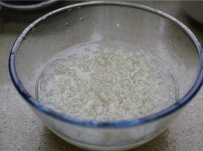 煮好的米粉过冷水泡制一下再备用。