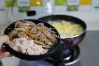 煮至汤底大开，再加入肉末及解冻后的白虾。