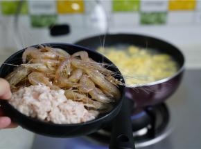 煮至汤底大开，再加入肉末及解冻后的白虾。
