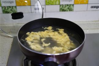 鸡蛋炒好之后加入清水，水量不用太多。