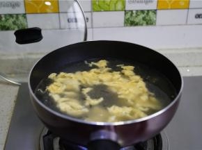 鸡蛋炒好之后加入清水，水量不用太多。