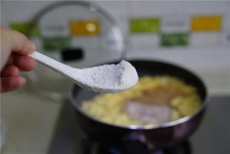 加入适量的细盐调个味。