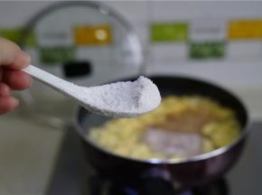 加入适量的细盐调个味。