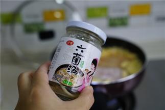 然后再加入二茶匙的六菌汤提鲜。