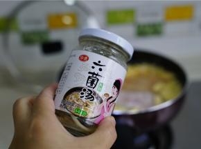 然后再加入二茶匙的六菌汤提鲜。