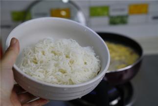 汤底重新煮开，将泡好的米粉控水回锅。