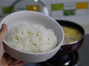 汤底重新煮开，将泡好的米粉控水回锅。