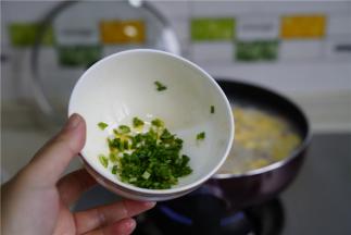 然后加入适量的葱花及胡椒粉提个香。