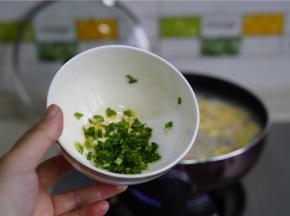 然后加入适量的葱花及胡椒粉提个香。