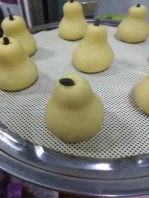 放入锅中热水发酵，体积变大，手指按下去慢慢回弹即可，上锅蒸15分钟，焖5分钟