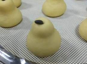 放入锅中热水发酵，体积变大，手指按下去慢慢回弹即可，上锅蒸15分钟，焖5分钟