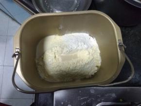 把主料的所有材料放入面包桶