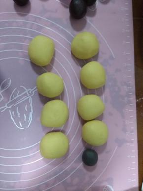 把面团分成8个30个的小面团，肉官话，剩下的面团加入适量的竹炭粉揉光滑