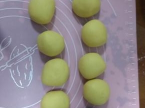 把面团分成8个30个的小面团，肉官话，剩下的面团加入适量的竹炭粉揉光滑