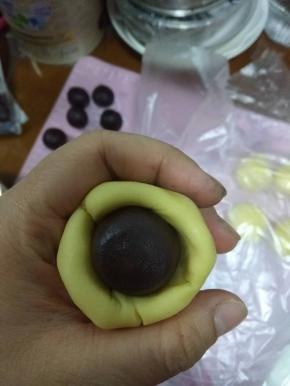 豆沙放入面包胚用虎口收口