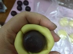 豆沙放入面包胚用虎口收口