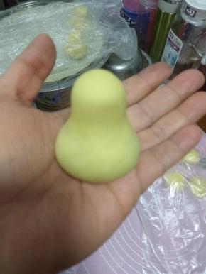 整理成雪梨的形状，尽量大力点，出来的成品才有形状