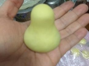 整理成雪梨的形状，尽量大力点，出来的成品才有形状