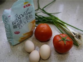 这款主食的备料：番茄二个，鸡蛋三个，金龙鱼面包用小麦粉150克，葱适量