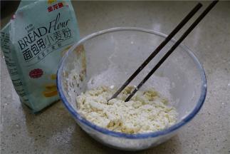 将面粉称量出来，其实不过称也要以，按人数来调整，一边加水一边用筷子搅至面粉成疙瘩状，有大有小没关系。