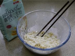 将面粉称量出来，其实不过称也要以，按人数来调整，一边加水一边用筷子搅至面粉成疙瘩状，有大有小没关系。