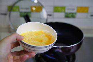 锅里加油，微热之后将鸡蛋加细盐打散加至锅里，边加边划至蛋液凝固有。