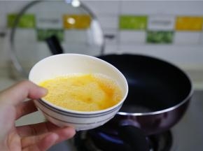 锅里加油，微热之后将鸡蛋加细盐打散加至锅里，边加边划至蛋液凝固有。