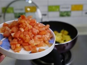 鸡蛋炒好之后，再将炒好的番茄丁下锅，炒至微微起沙。