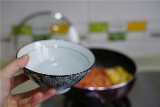 再加入清水，水量要比平时煮面的要多一点。