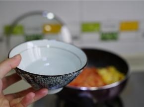 再加入清水，水量要比平时煮面的要多一点。