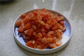 然后番茄去皮切成小丁备用。