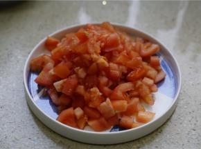 然后番茄去皮切成小丁备用。