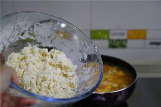 汤底开番茄出味之后再将拌好的面疙瘩下锅。