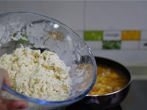 汤底开番茄出味之后再将拌好的面疙瘩下锅。