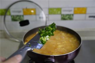 大火煮开，转小火焖煮至面疙瘩熟透，然后加入细盐及葱花调味提香。