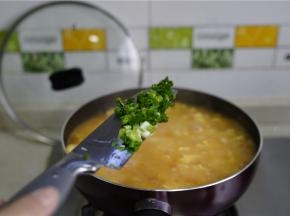 大火煮开，转小火焖煮至面疙瘩熟透，然后加入细盐及葱花调味提香。