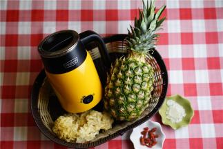 备好如图所用食材。（用量为五分之一的菠萝，2小朵银耳，枸杞冰糖适量）