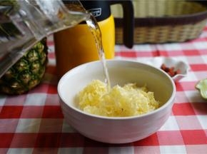 提前将银耳用清水泡发好，剪去黄色的根蒂部分，再将银耳剪至细小一点备用。