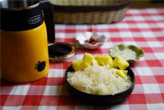 这样子就可以开始配煮了。枸杞冰糖最后放，枸杞的量不要太多。