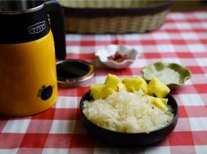 这样子就可以开始配煮了。枸杞冰糖最后放，枸杞的量不要太多。