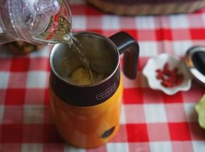 然后加入清水，水量就可以至最高水位。