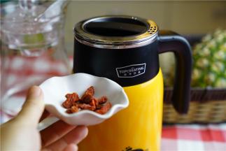 然后再加入适量的枸杞点缀一下就可以。