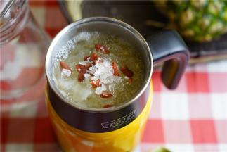 我是保温了数小时，糯胶感很是不错，当然了银耳的选择也是比较重要。朋友们也可以用新鲜的银耳来煮，那样子胶感更是丰富。