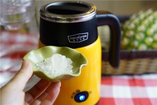 想吃糯口一点的就保温数小时，当然煮好之后马上吃也可以，为了让口味更好，适量加入一点冰糖。