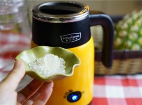 想吃糯口一点的就保温数小时，当然煮好之后马上吃也可以，为了让口味更好，适量加入一点冰糖。